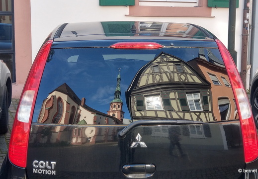 24-05-05-marktplatz-auto-spiegelung-003