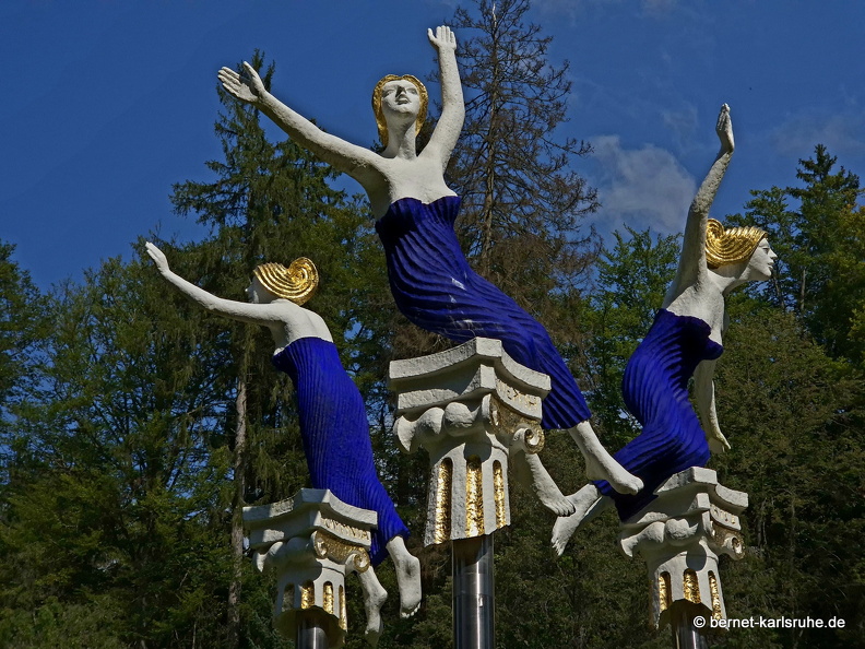 24-09-19-mb-skulptur-blaue frauen-003.jpg
