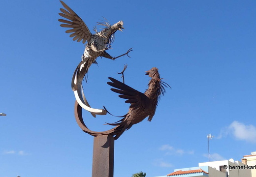 23-11-08-pdr-am meer-sturm-kampfhaehne-skulptur-001