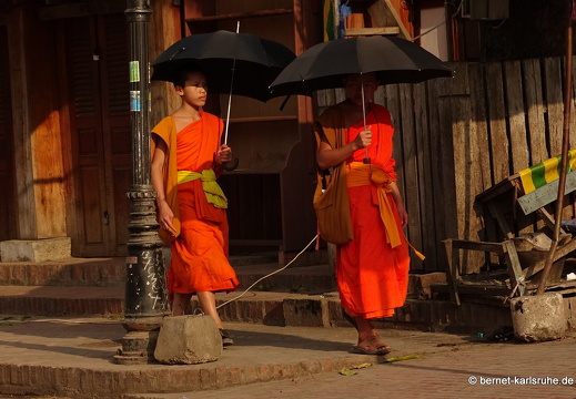 15-02-02-luangprabang-nachtmarkt-aufbau-011