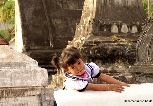 15-02-02-luangprabang-nachtmarkt-aufbau-047