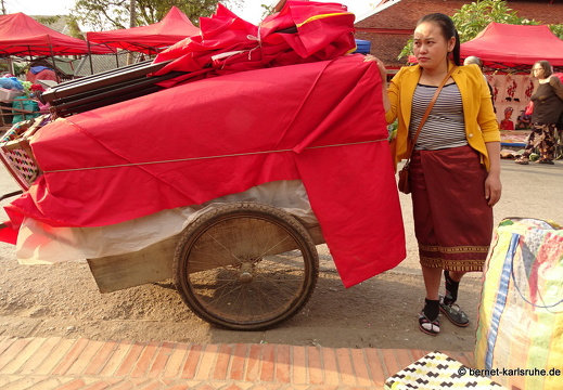 15-02-02-luangprabang-nachtmarkt-aufbau-060