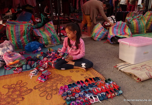 15-02-02-luangprabang-nachtmarkt-aufbau-066