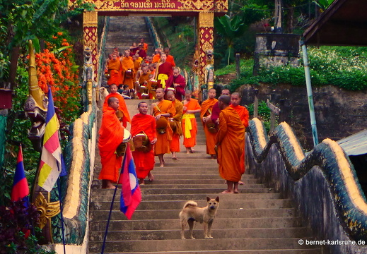 15-02-06-houayxai-bettelmoenche-003