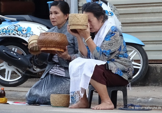 15-02-06-houayxai-bettelmoenche-009