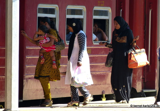 14-01-24-kandy-bahnhof-046