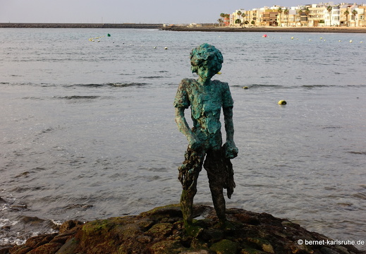 24-01-16-arinaga-skulptur-kind mit thunfisch-005