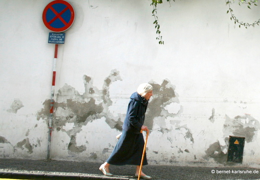 12-03-01-funchal-hausfront-alte-frau-117