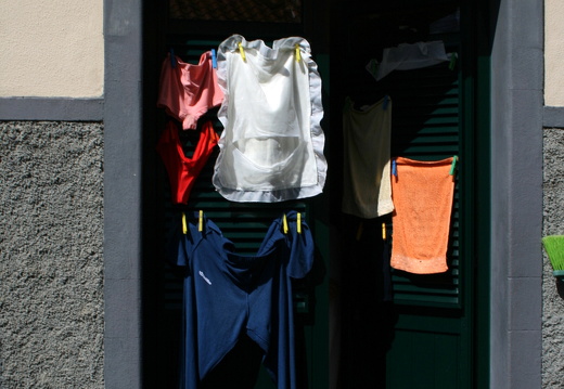 12-03-05-funchal-altstadt-tuer-waesche-208