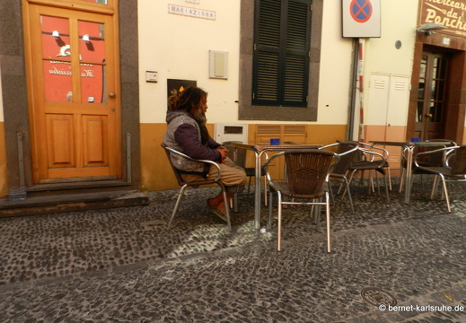 12-03-07-funchal-altstadt-mann-121