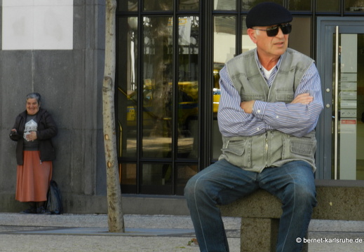 12-03-08-funchal-altstadt-mann-bettlerin-212