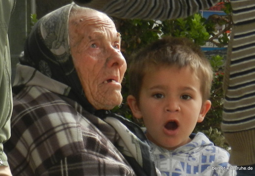 12-03-09-funchal-alte-frau-kind-31