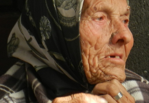 12-03-09-funchal-alte-frau-kopftuch-32