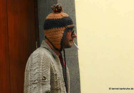 12-03-09-funchal-mann-wintermuetze-093