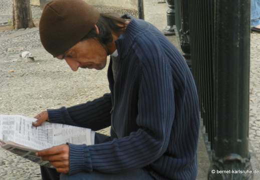 12-03-09-funchal-mann-zeitung-035