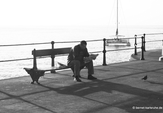 12-03-12-funchal-hafen-mann-mit-zeitung-019