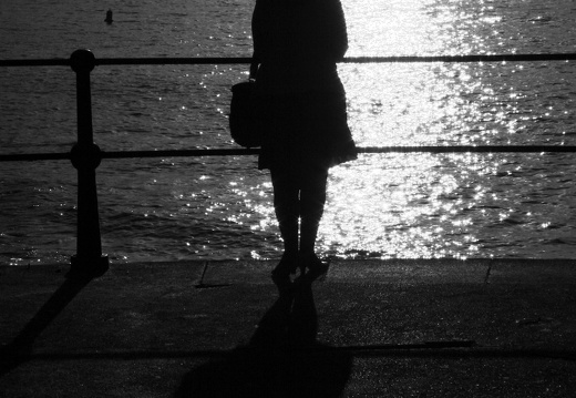 12-03-12-funchal-hafen-sonnenaufgang-frau-52