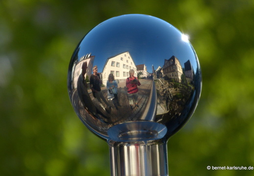 12-08-18-furtwangen-breucken-gelaender-kugel-spiegelung-035