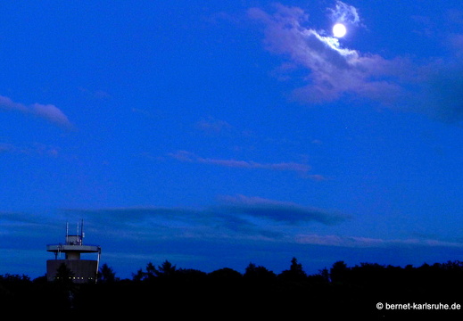 13-06-21-bergwald-aussicht-sonnenuntergang-mond-mit wasserturm-043