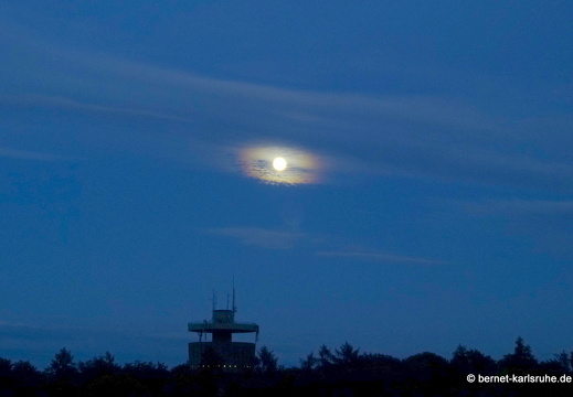 13-06-22-sonnenuntergang-wasserturm-mit mond-033