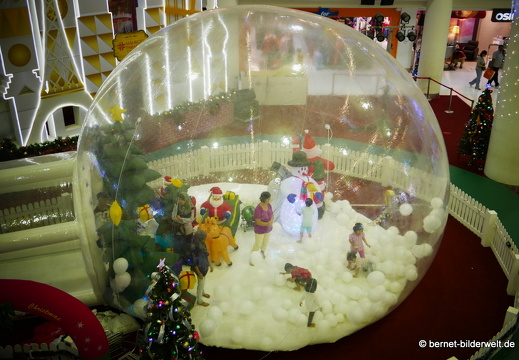 16-12-31-melaka-mahkota-ec-schneekugel-035