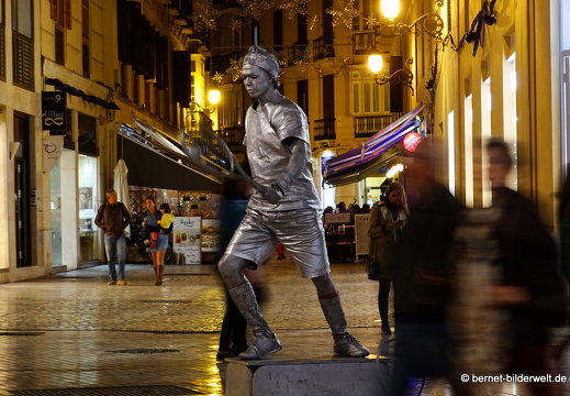 17-11-07-malaga-abendspaziergang-strassenkunst-tennisspieler-002