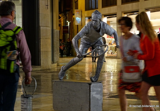 17-11-07-malaga-abendspaziergang-strassenkunst-tennisspieler-008