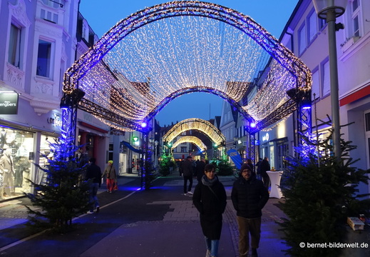 25-11-22-weihnachtsbeleuchtung-steinstrasse-001