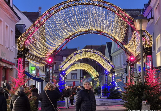 25-11-22-weihnachtsbeleuchtung-steinstrasse-005