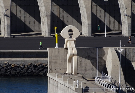 26-01-14-puerto tazacorte-betonfigur mit leuchtfeuer-002