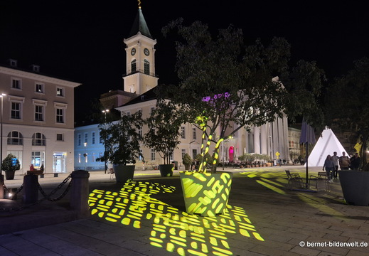 26-09-01-karlsruhe-marktplatz-beleuchtet-019