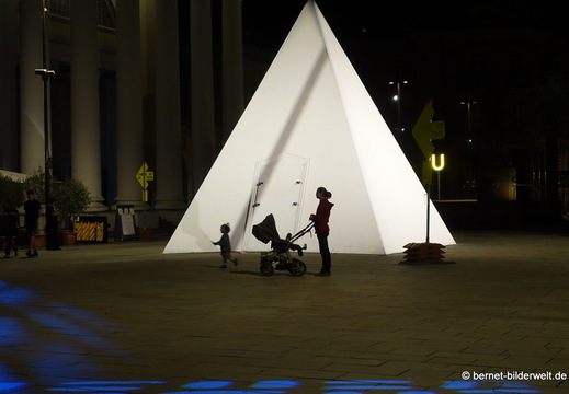 26-09-01-karlsruhe-marktplatz-beleuchtet-032